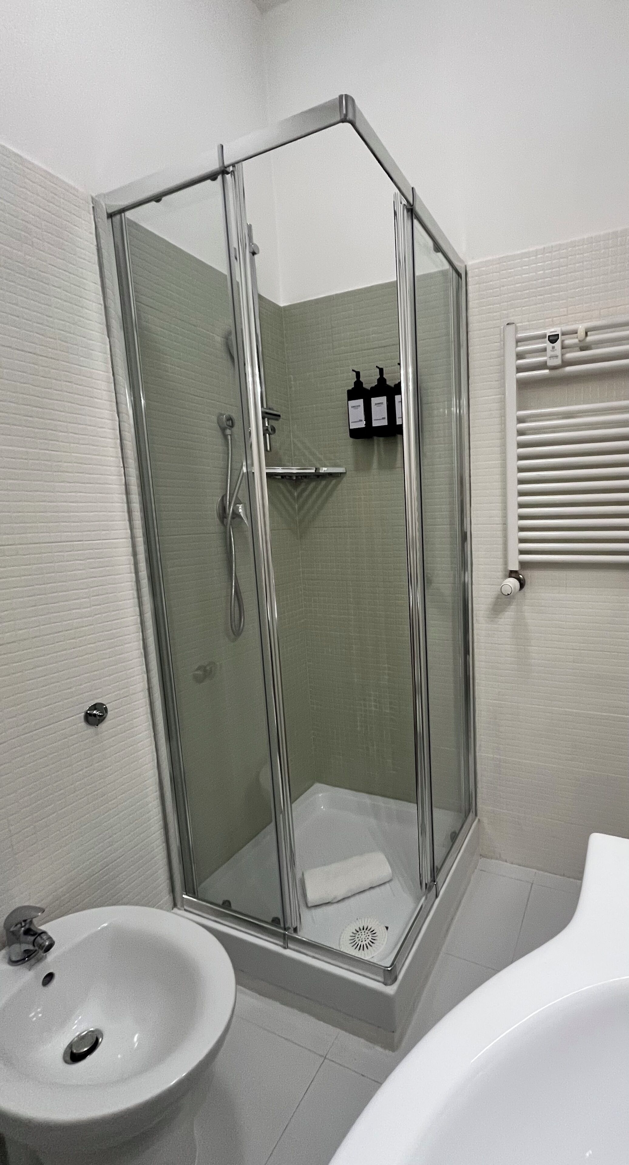 Doccia, asciugacapelli, bidet, asciugamani