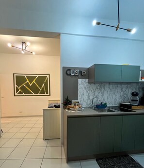 Réfrigérateur, micro-ondes, cafetière/bouilloire, bouilloire électrique