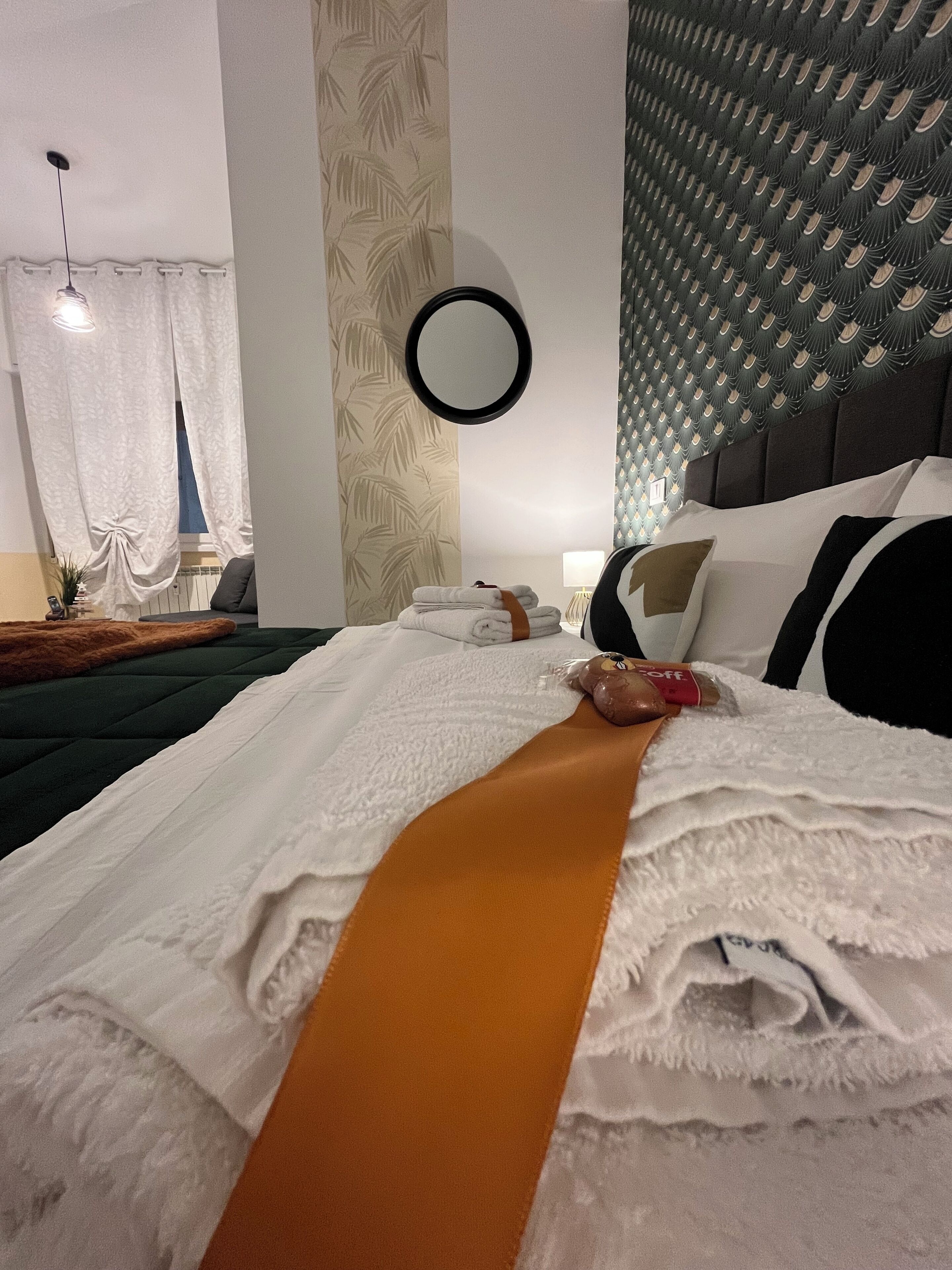 1 chambre, fer et planche à repasser, lit de bébé portatif