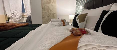 1 chambre, fer et planche à repasser, lit de bébé portatif