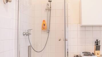 Basic-Apartment | Badezimmer | Kostenlose Toilettenartikel, Haartrockner, Handtücher, Seife