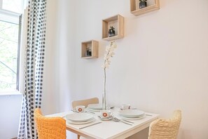 Apartament bàsic | Cuina privada | Frigorífic petit, microones i placa de cuina