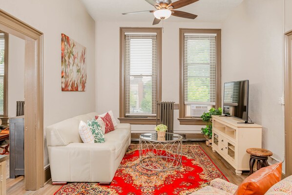 Televisión y oficina 