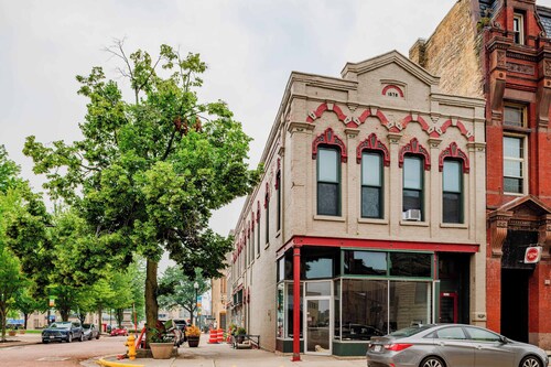 Stylish Downtown Loft – Free Parking & City Views!