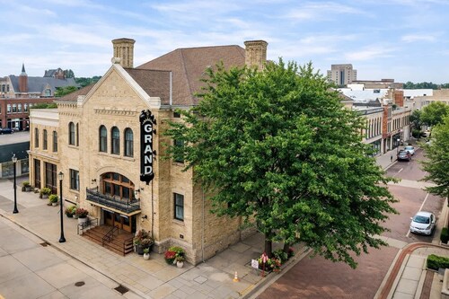 Stylish Downtown Loft – Free Parking & City Views!