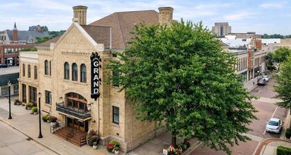 Stylish Downtown Loft – Free Parking & City Views!