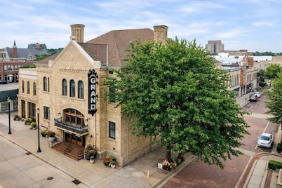 Stylish Downtown Loft – Free Parking & City Views!