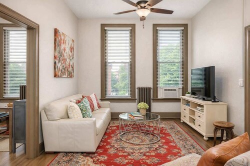 Stylish Downtown Loft – Free Parking & City Views!