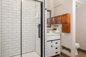 Regadera, secadora de cabello, toallas 