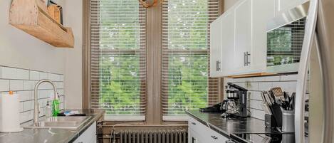 Kjøleskap, mikrobølgeovn, ovn og kokeplater