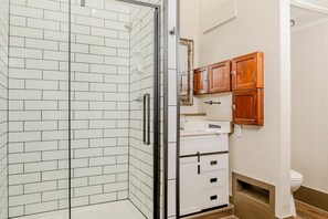 Regadera, secadora de cabello, toallas 