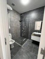 Secador de cabelo, chinelos, toalhas de banho 