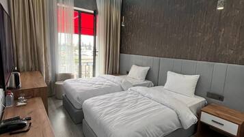 Superior-Zweibettzimmer | Zimmersafe, Schreibtisch, laptopgeeigneter Arbeitsplatz