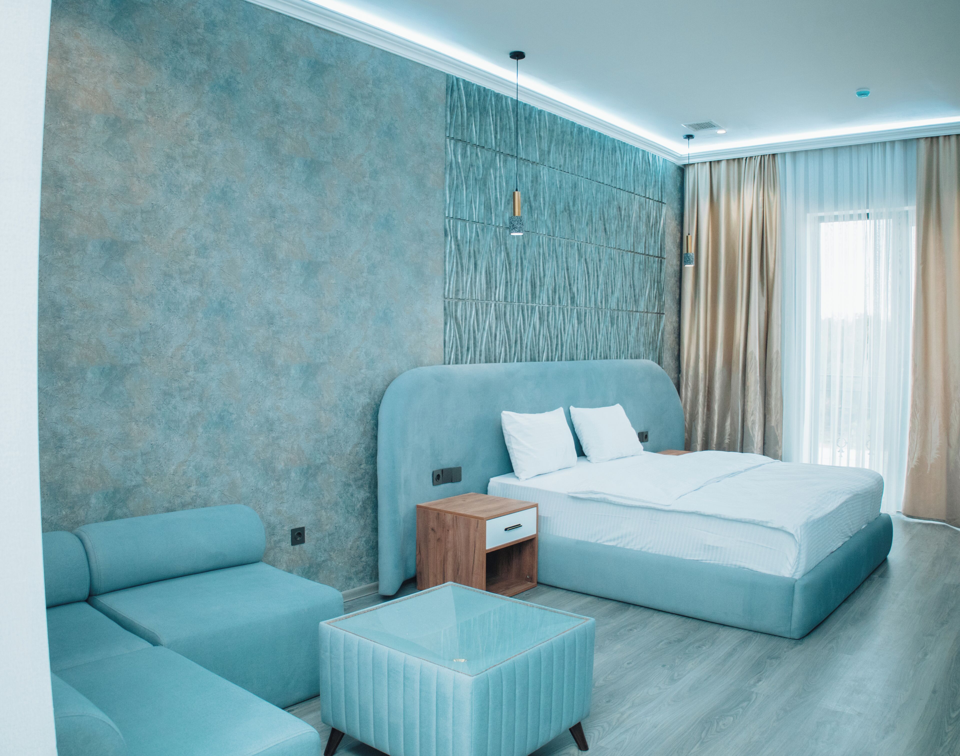 Deluxe dubbelrum | Värdeförvaringsskåp på rummet, skrivbord och arbetsyta för laptop