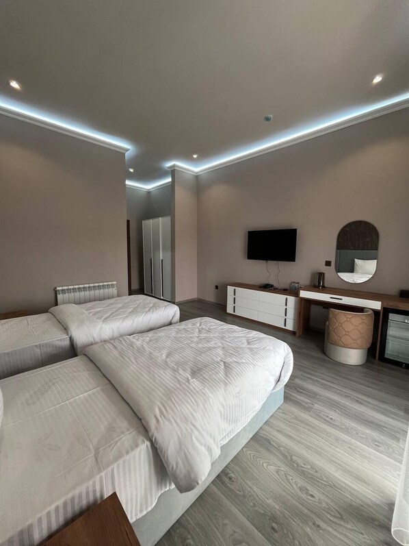 Superior Twin Room | In-room safe, desk, laptop workspace, soundproofing