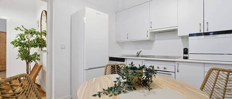 Kühlschrank, Mikrowelle, Ofen, Geschirrspüler