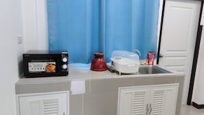 Jääkaappi, siivousvälineet, talouspaperi