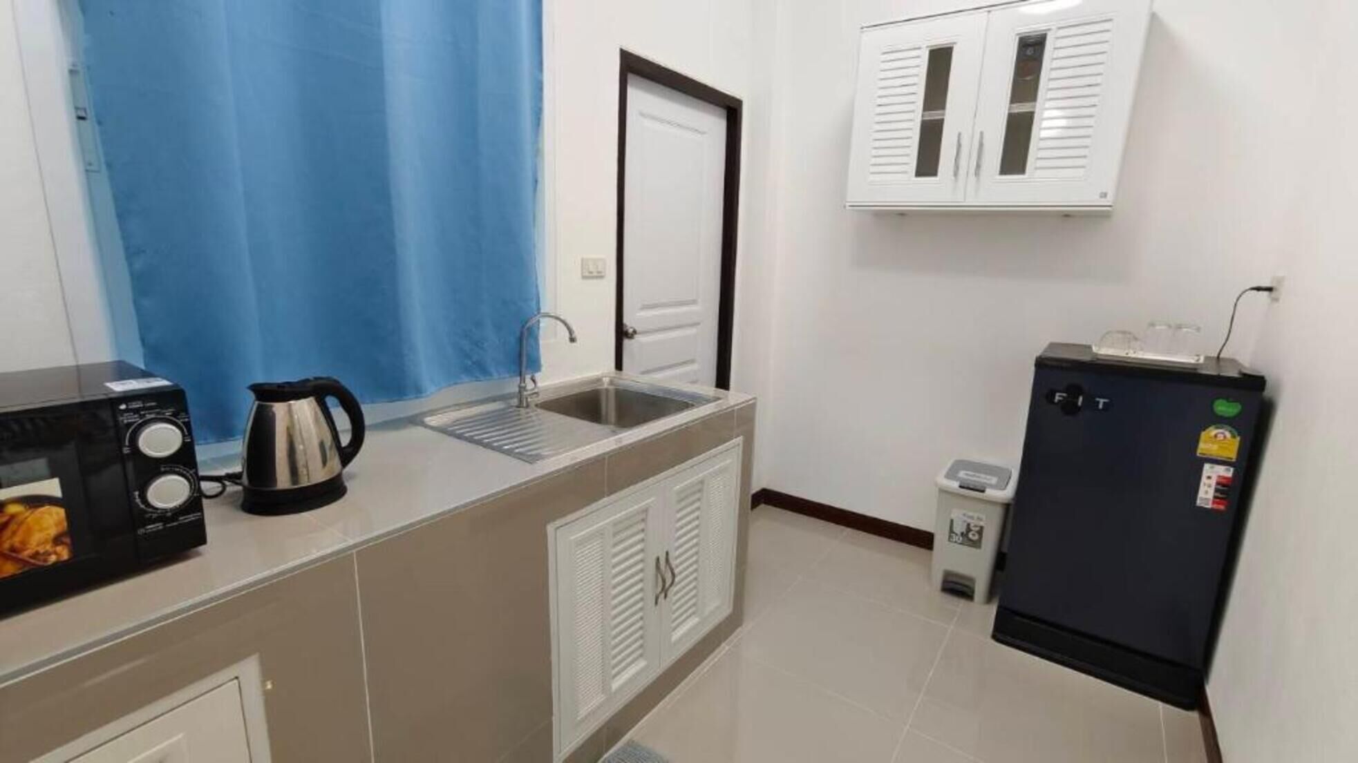 Refrigerador, artículos de limpieza y toallas de papel 