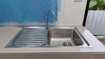 Frigorífico, artículos de limpieza y papel de cocina