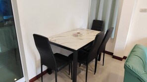 In-room dining - Keerana Villa (Bueang Sam Phan)