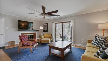 Una Smart TV, una chimenea