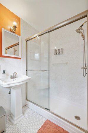 Shower, towels - *Pet Friendly* Charming-Single story | Fenced Yard, Outdoor Dining, Near Duke (Durham)
