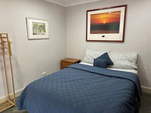 1 slaapkamer, een strijkplank/strijkijzer, gratis wifi, beddengoed