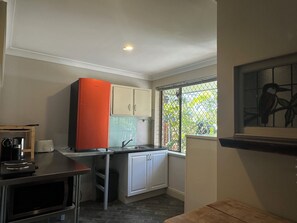 Jääkaappi, mikroaaltouuni, liesi, kahvin-/teenkeitin