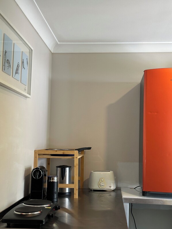 Een koelkast, een magnetron, een kookplaat