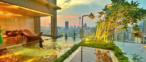 Piscina all'aperto, lettini