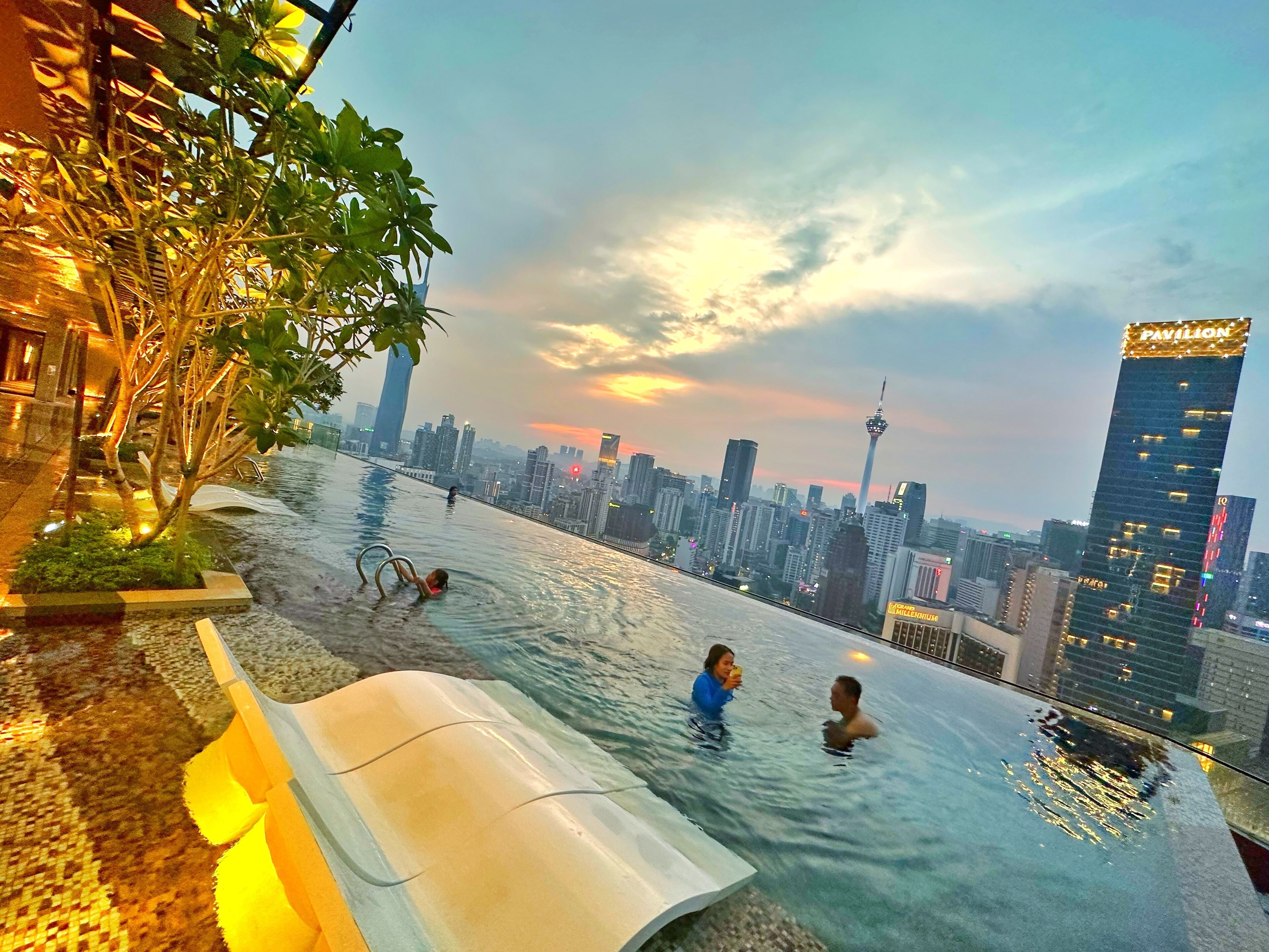 حمّام سباحة خارجي، مقاعد للتشمس