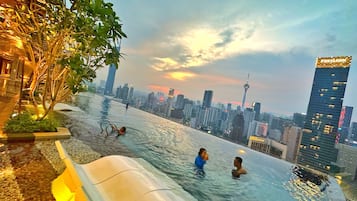 Hồ bơi ngoài trời, ghế dài tắm nắng