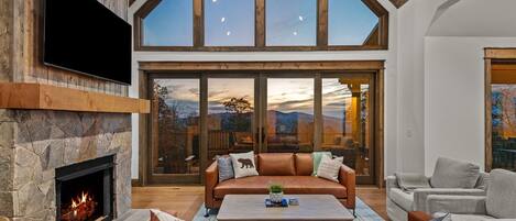 Smart TV, caminetto, tavolo da calcetto