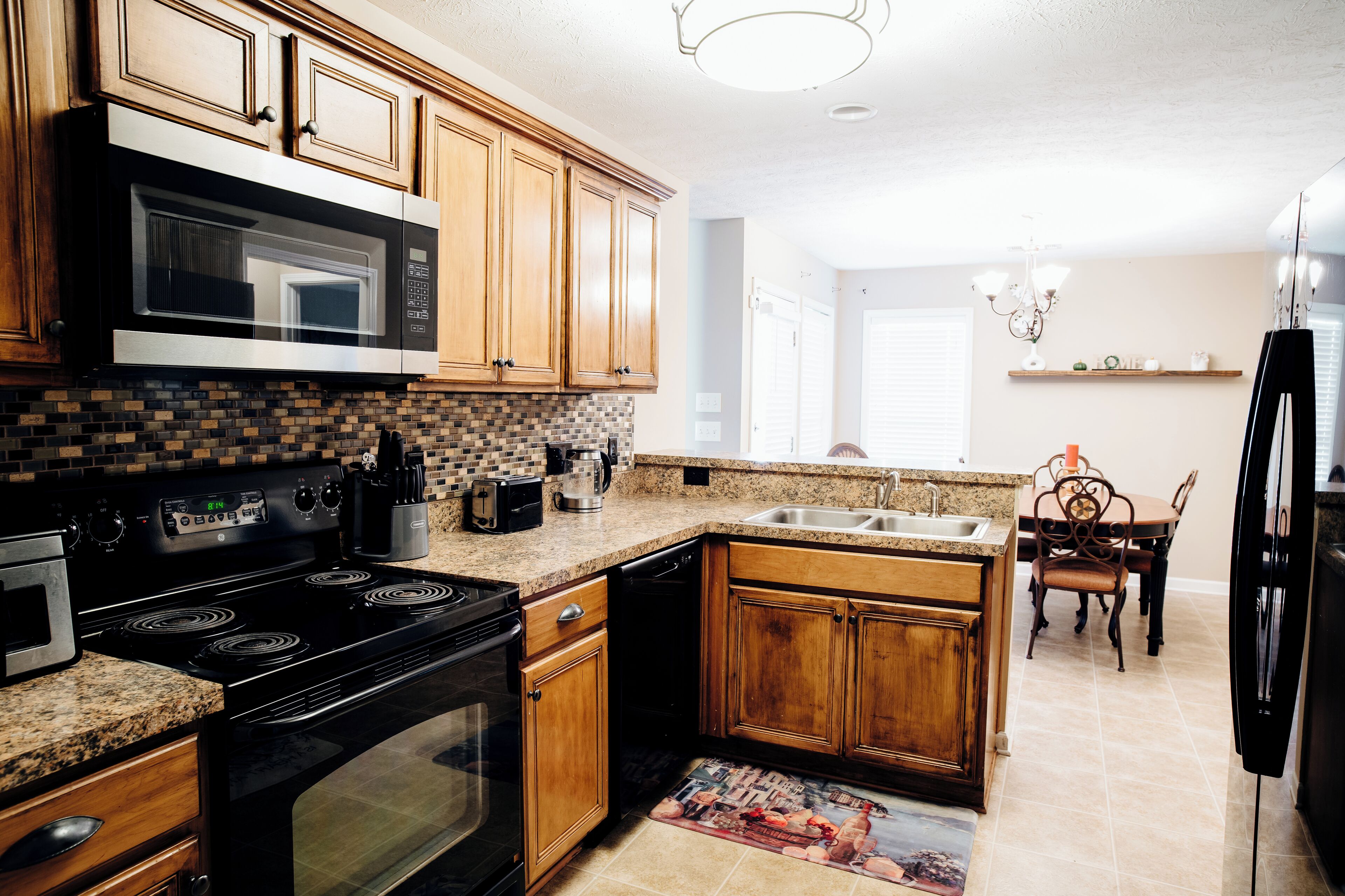 Jääkaappi, mikroaaltouuni, uuni, liesi