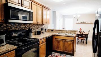 Jääkaappi, mikroaaltouuni, uuni, liesi