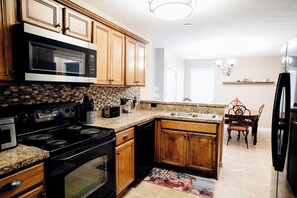 Jääkaappi, mikroaaltouuni, uuni, liesi