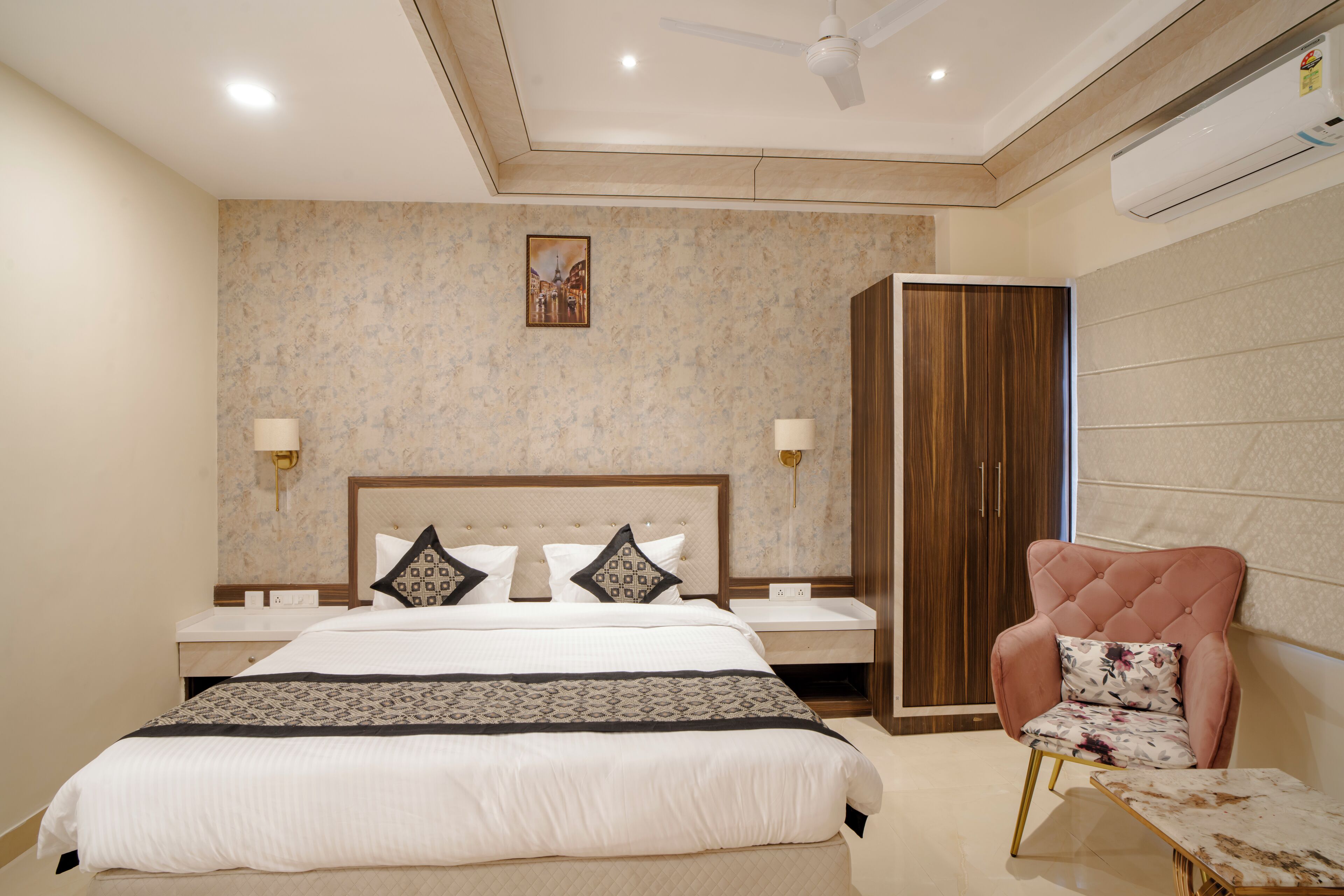 Une chambre à coucher avec un grand lit, une table de chevet, une armoire, une chaise et un appareil de climatisation.