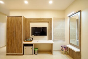 スタンダード ダブルルーム バルコニー シティビュー | デスク、アイロン / アイロン台、WiFi (無料)、ベッドシーツ