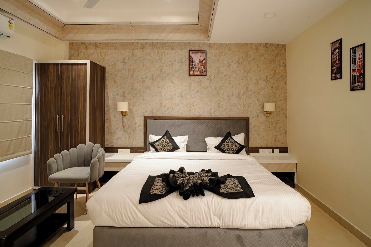 Deluxe Double Room, Balcony, City View | Desk, iron/ironing board, free WiFi, bed sheets