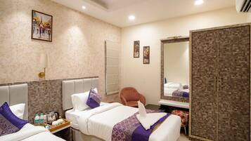 Deluxe Twin Room | Desk, iron/ironing board, free WiFi