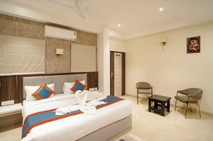 Habitación estándar doble, balcón, vistas a la ciudad | Escritorio, tabla de planchar con plancha, wifi gratis y ropa de cama