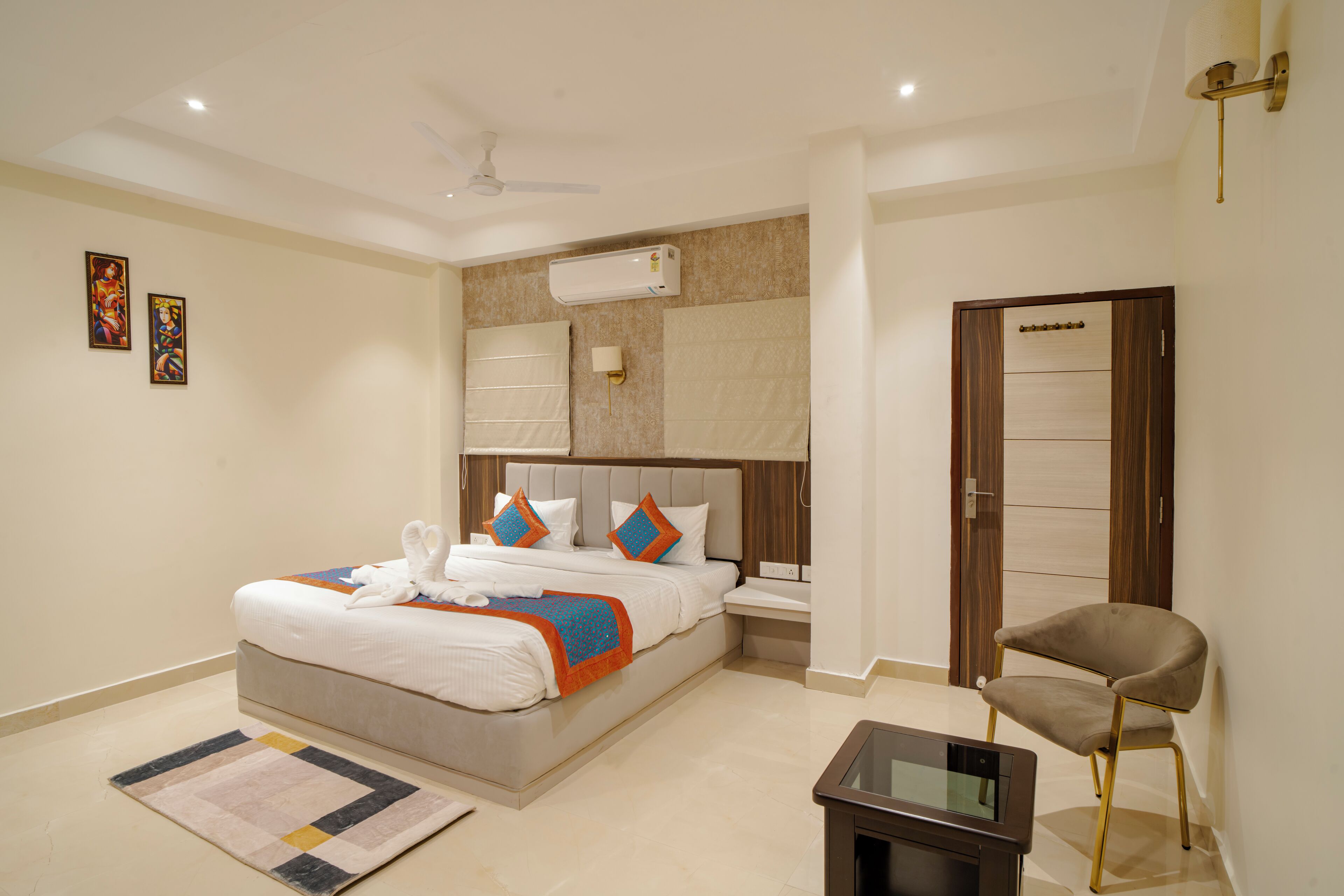 Habitación doble Deluxe, balcón, vista a la ciudad | Escritorio, tabla de planchar con plancha, wifi gratis y ropa de cama 