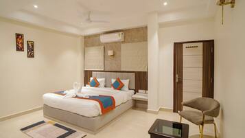 Escritorio, tabla de planchar con plancha y wifi gratis