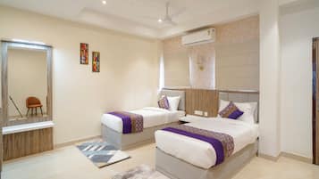 Escritorio, tabla de planchar con plancha y wifi gratis