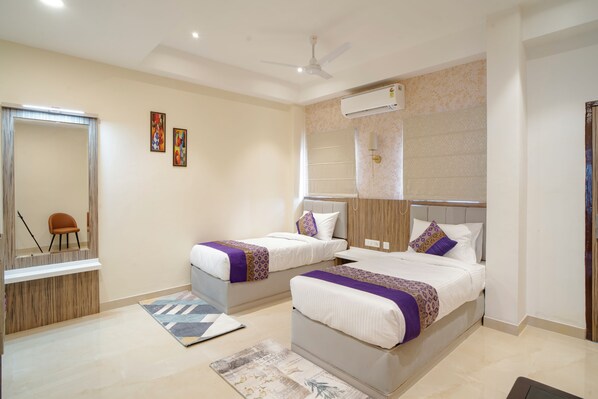 غرفة ديلوكس مزدوجة - بشرفة - منظر للمدينة | مكتب ومكواة/لوح كي وواي فاي مجانًا