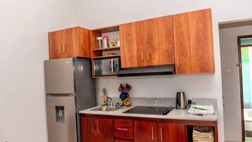 Geladeira, micro-ondas, cooktop, cafeteira/chaleira