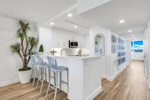 ثلاجة، ميكروويف، فرن، غسالة أطباق