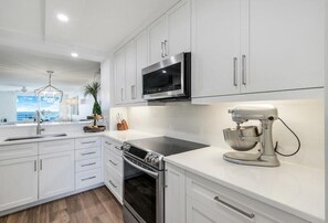 ثلاجة، ميكروويف، فرن، غسالة أطباق