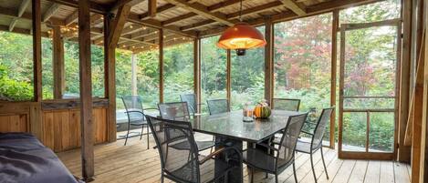 تناول الطعام بالخارج