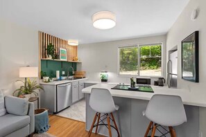 Kylskåp, mikrovågsugn, ugn och spishäll